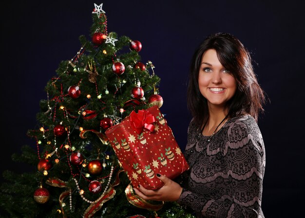 Mujer feliz con regalo de navidad