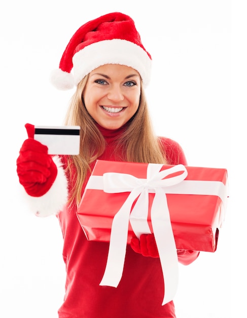 Mujer feliz con regalo rojo y tarjeta de crédito