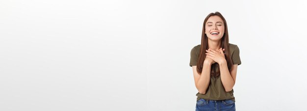 Mujer feliz riendo closeup retrato mujer sonriendo con una sonrisa perfecta aislado fondo gris posi