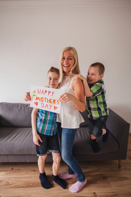 Mujer feliz rodeada por sus hijos