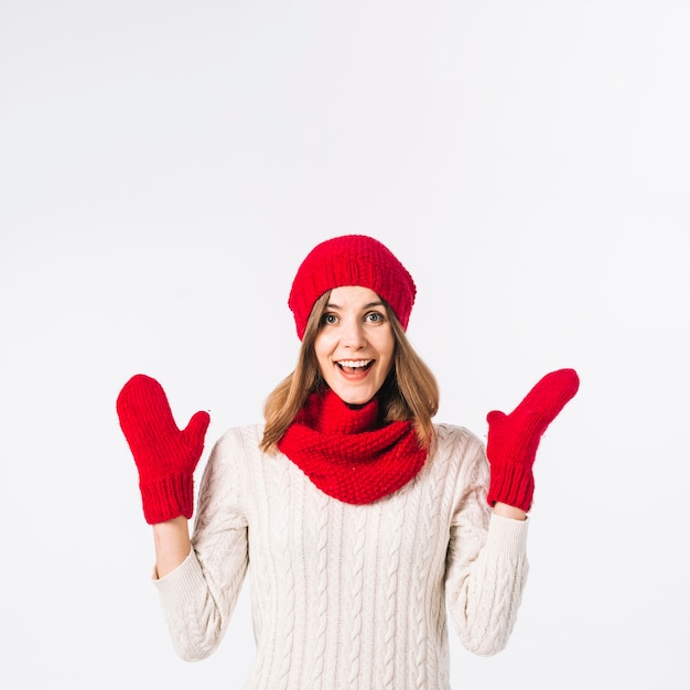 Mujer feliz en ropa de abrigo