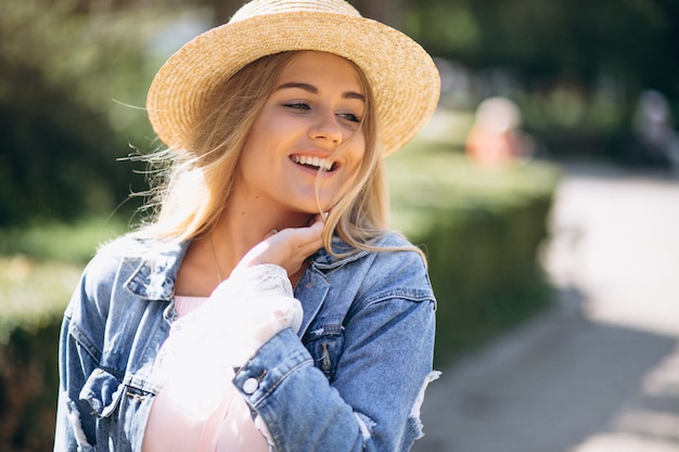 Mujer feliz con sombrero fuera de la calle