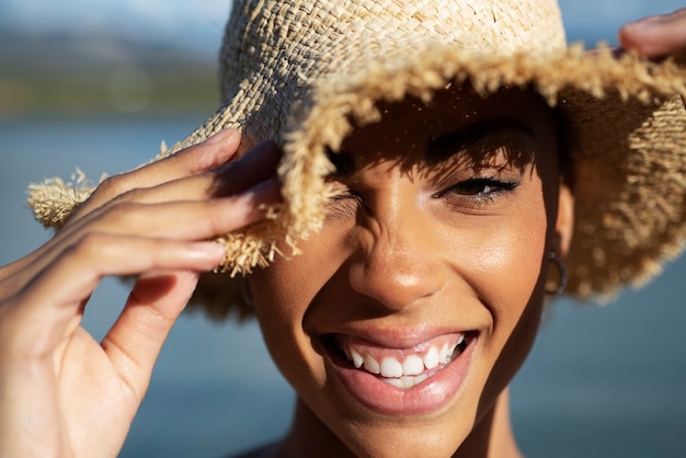 Mujer feliz con sombrero vista frontal