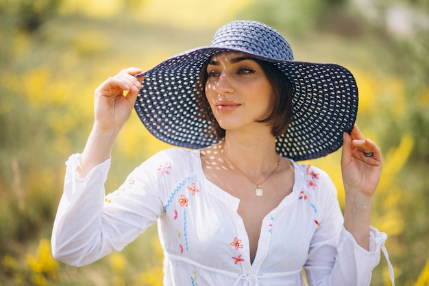 Mujer feliz con sombrero