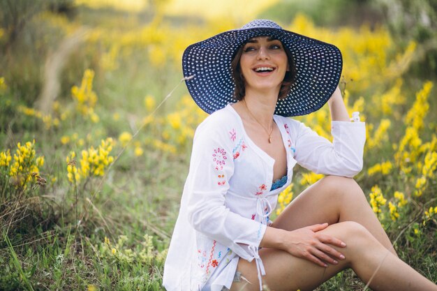 Mujer feliz con sombrero