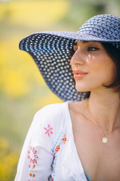 Mujer feliz con sombrero