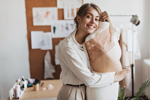 Mujer feliz, sonriente, y, abrazar, maniquí