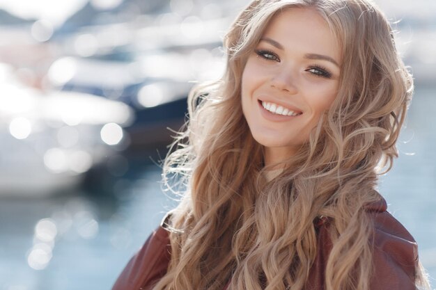 mujer feliz sonriente al aire libre