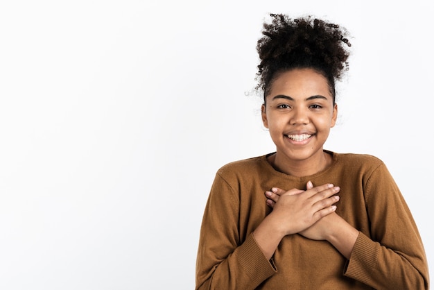 Mujer feliz y sonriente posando