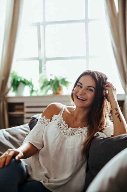 Mujer feliz, sonriente