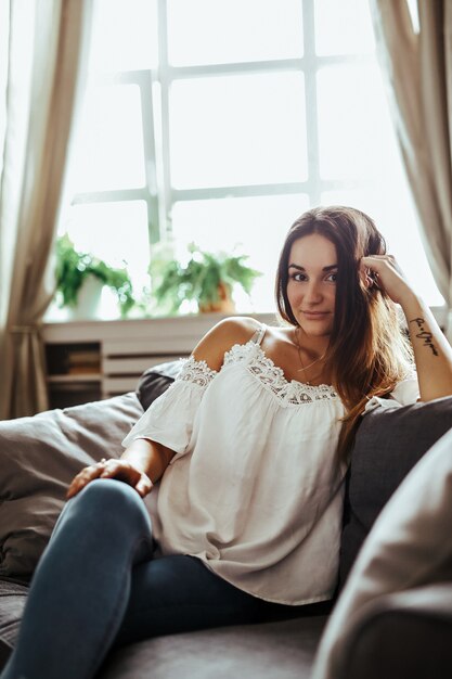 Mujer feliz, sonriente