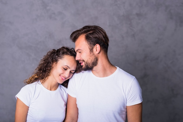 Mujer feliz sosteniendo la cabeza en el hombro del hombre