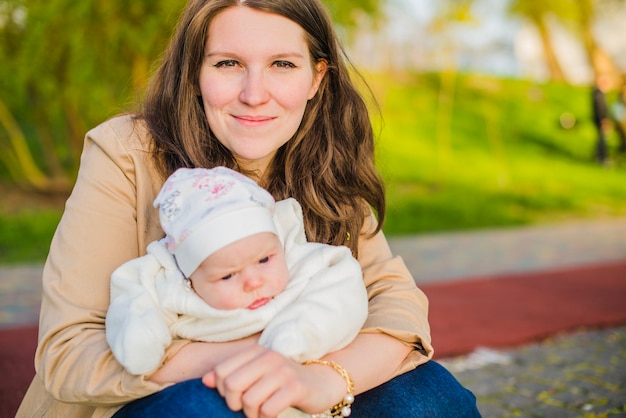 Foto gratuita mujer feliz con su bebé