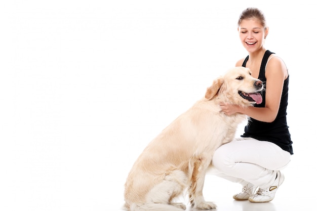 Mujer feliz y su hermoso perro