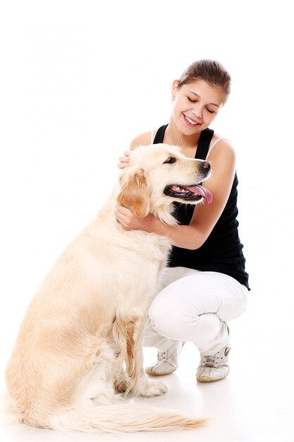 Mujer feliz y su hermoso perro