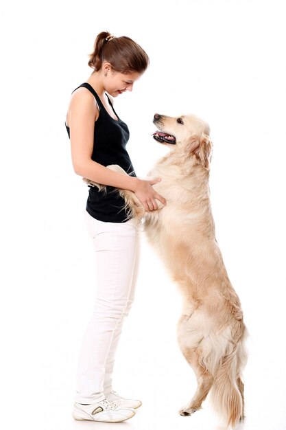 Mujer feliz y su hermoso perro