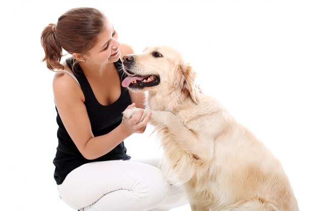 Mujer feliz y su hermoso perro