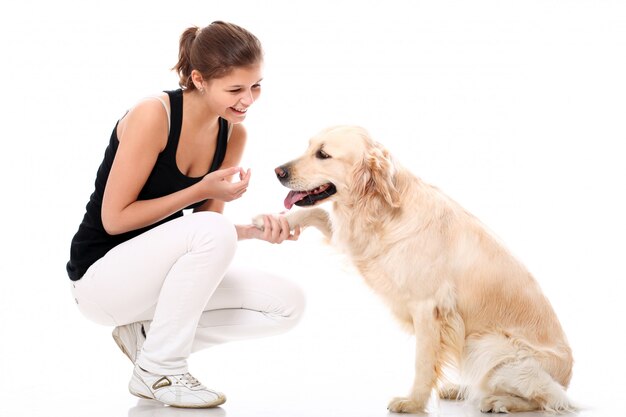 Mujer feliz y su hermoso perro