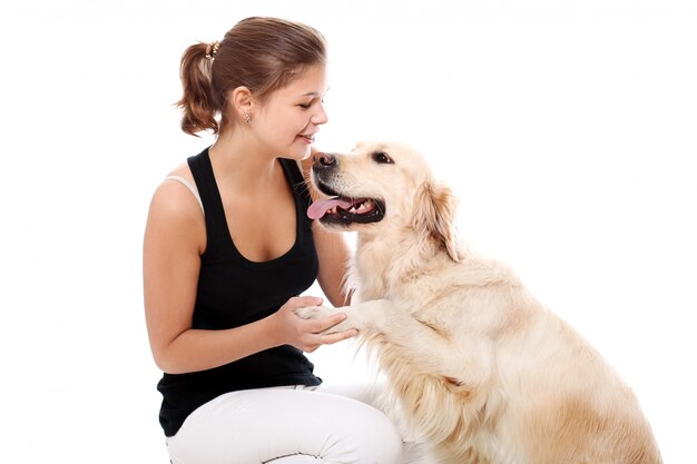 Mujer feliz y su hermoso perro