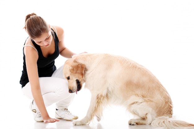 Mujer feliz y su hermoso perro