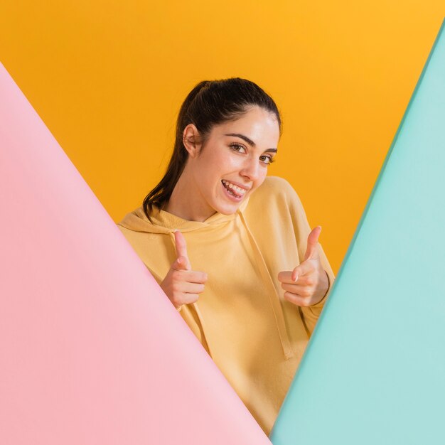 Mujer feliz en un suéter amarillo