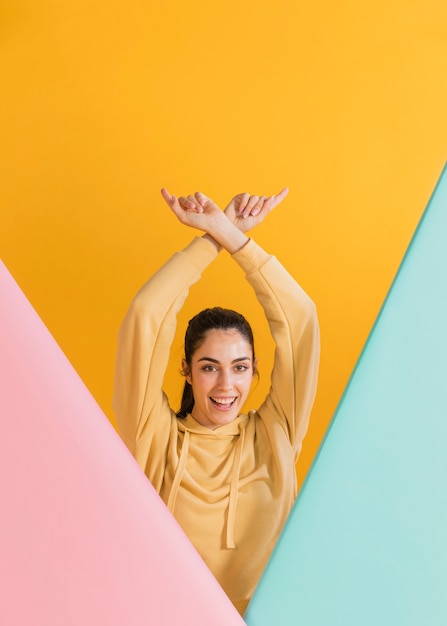 Mujer feliz en un suéter amarillo