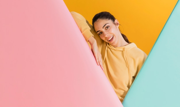 Mujer feliz en un suéter amarillo