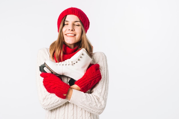 Foto gratuita mujer feliz en suéter con patín