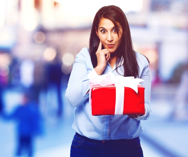 Mujer feliz sujetando su regalo