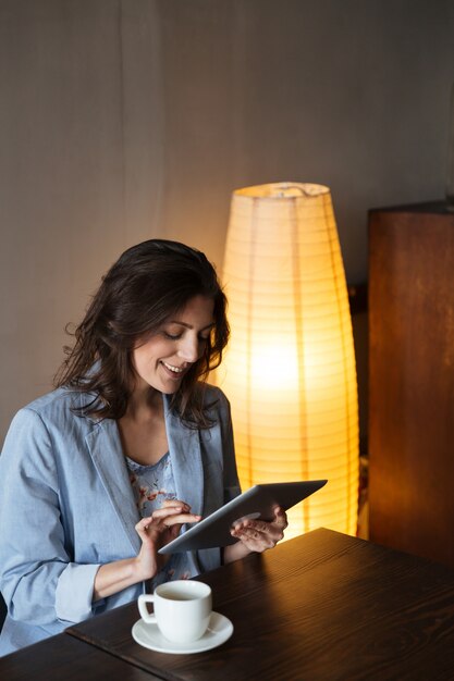 Mujer feliz con tablet PC.