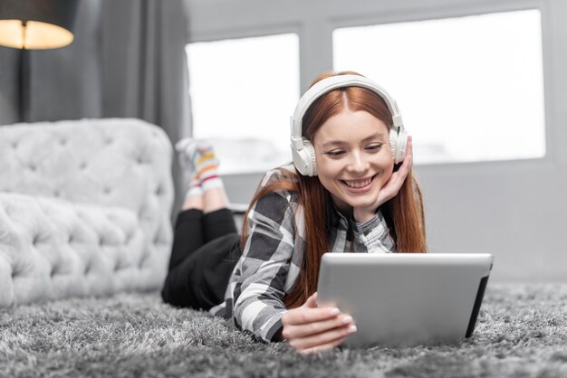 Mujer feliz en tableta