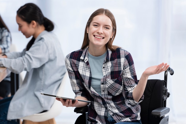 Mujer feliz con tableta