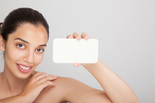 Mujer feliz con tarjeta en blanco