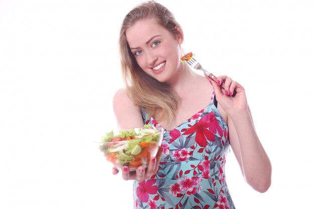 Mujer feliz con tazón de ensalada fresca