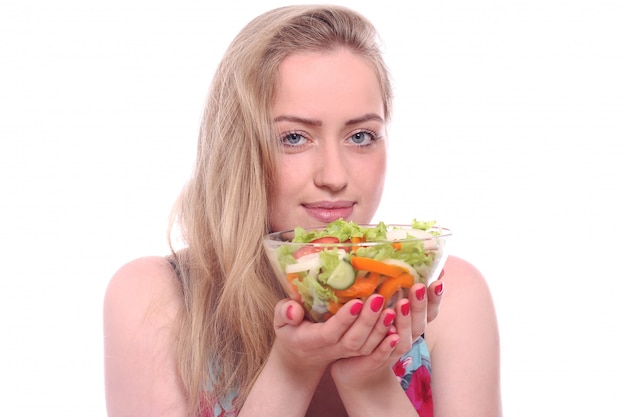 Mujer feliz con tazón de ensalada fresca