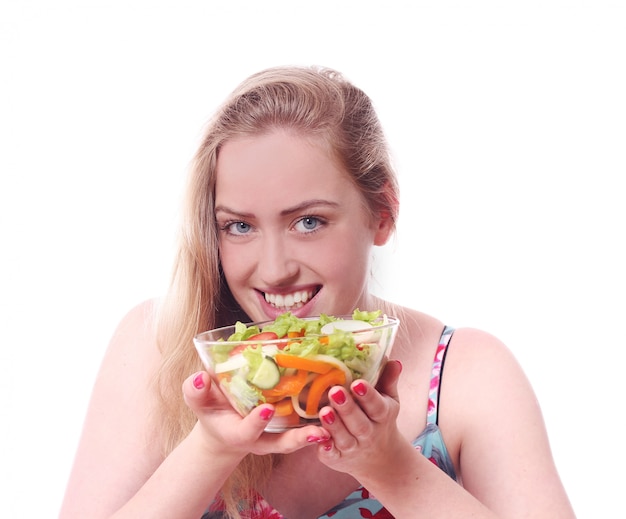 Mujer feliz con tazón de ensalada fresca