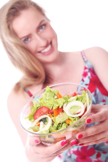 Mujer feliz con tazón de ensalada fresca
