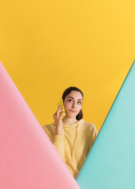 Mujer feliz con un teléfono inteligente