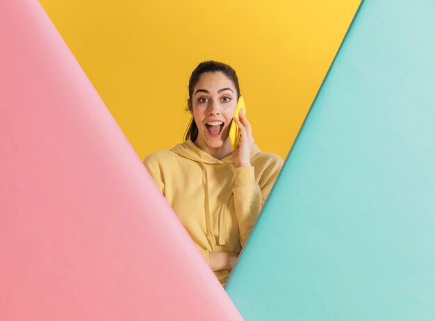 Mujer feliz con un teléfono inteligente