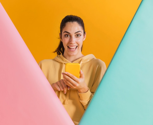 Mujer feliz con un teléfono inteligente