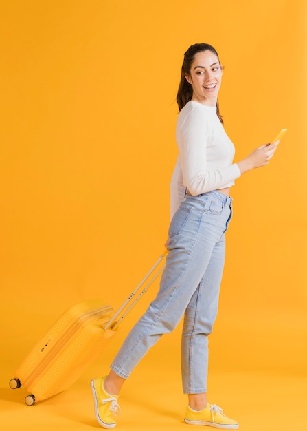 Foto gratuita mujer feliz con un teléfono inteligente