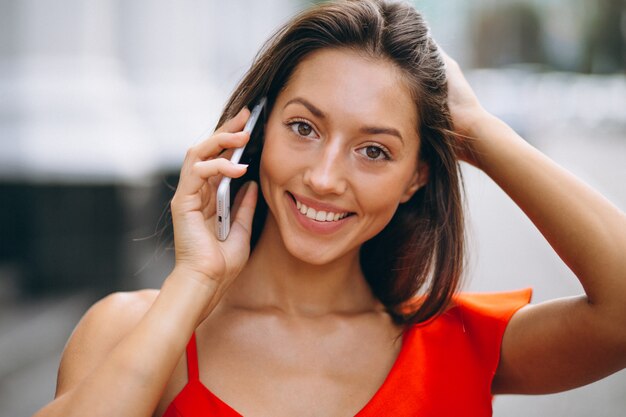 Mujer feliz en el teléfono