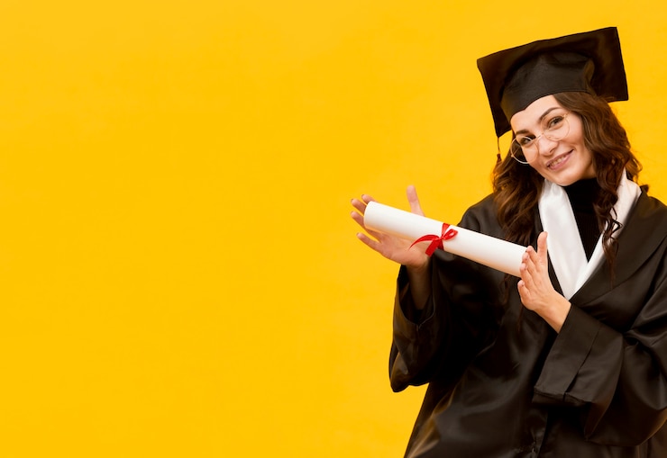 Foto gratuito mujer feliz, tenencia, certificado