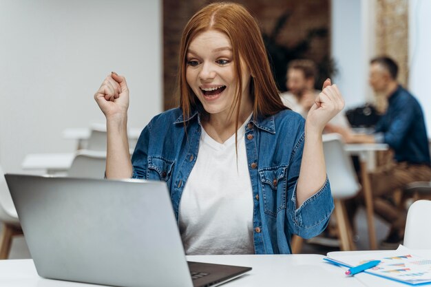 Mujer feliz terminando un proyecto empresarial