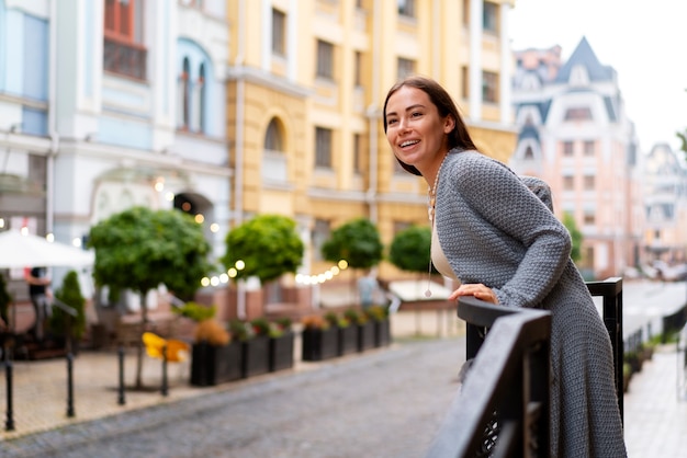 Foto gratuita mujer feliz en la terraza