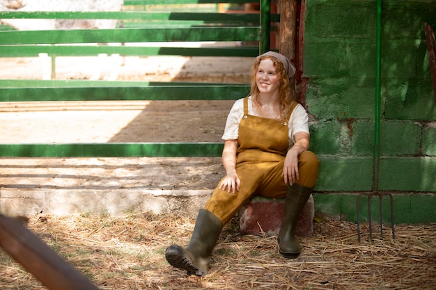 Mujer feliz de tiro completo en la granja