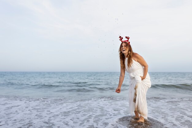 Mujer feliz de tiro completo en la playa