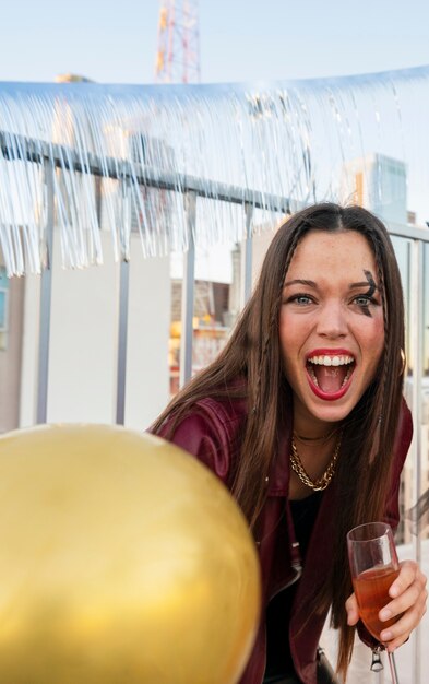 Mujer feliz de tiro medio con bebida