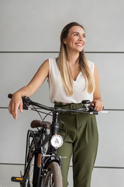 Mujer feliz de tiro medio con bicicleta