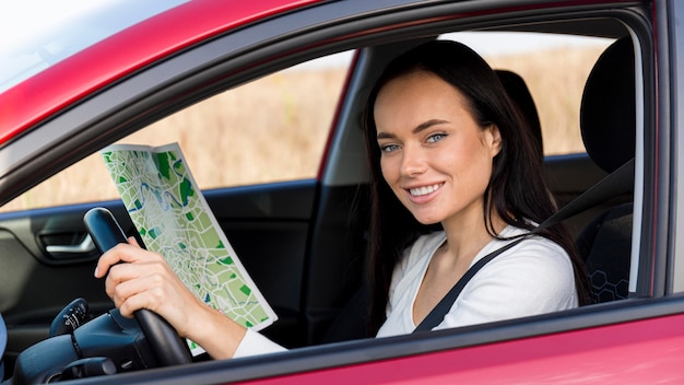 Mujer feliz de tiro medio conduciendo